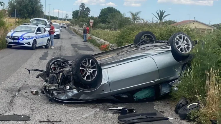 Auto ribaltata dopo incidente a Crocevie Ciancia, Modica