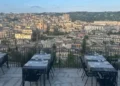 Personale di sala al lavoro in un ristorante di Modica durante la stagione estiva