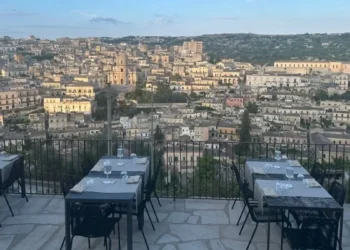 Personale di sala al lavoro in un ristorante di Modica durante la stagione estiva