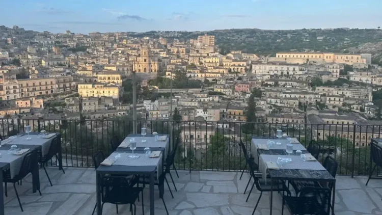 Personale di sala al lavoro in un ristorante di Modica durante la stagione estiva