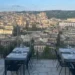 Personale di sala al lavoro in un ristorante di Modica durante la stagione estiva
