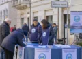 Volontari al banchetto per la raccolta firme in via Vittorio Veneto a Modica.