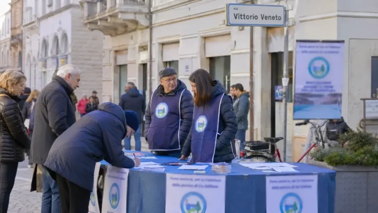 Volontari al banchetto per la raccolta firme in via Vittorio Veneto a Modica.