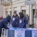 Volontari al banchetto per la raccolta firme in via Vittorio Veneto a Modica.