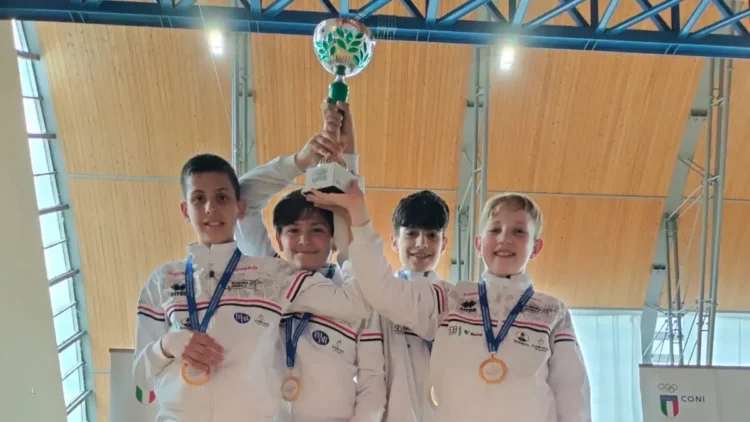 Atleti della Scherma Modica Under 14 con trofei ai campionati regionali