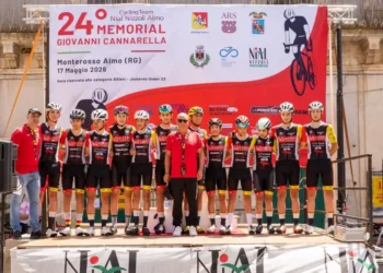 Ciclisti in gara durante il Memorial Giovanni Cannarella a Monterosso Almo