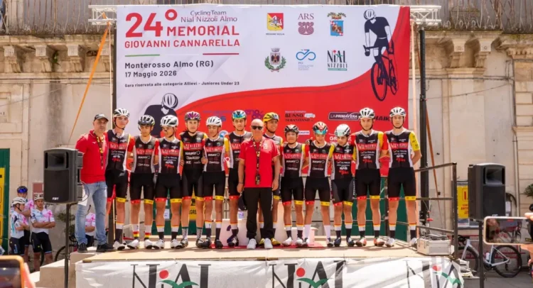 Ciclisti in gara durante il Memorial Giovanni Cannarella a Monterosso Almo
