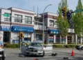 Motocicletta incastrata su un palo semaforico dopo un incidente stradale a Surrey, Canada
