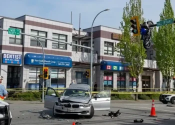 Motocicletta incastrata su un palo semaforico dopo un incidente stradale a Surrey, Canada