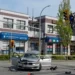 Motocicletta incastrata su un palo semaforico dopo un incidente stradale a Surrey, Canada