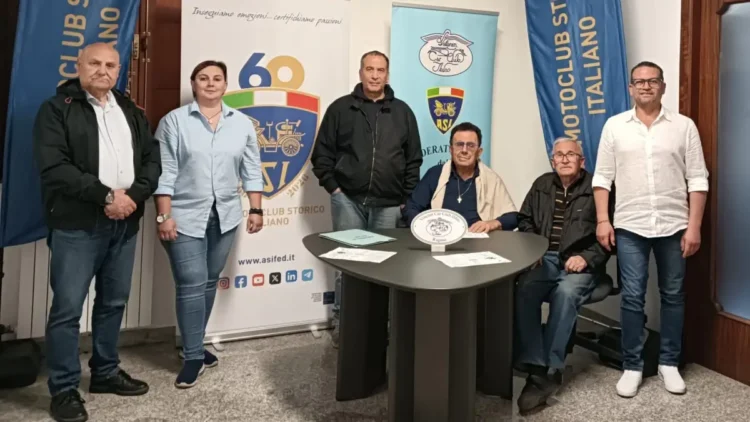Moto storiche in esposizione durante il raduno nel centro di Ragusa
