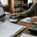Persona che consulta il sito INPS da computer per verificare pagamenti NASpI