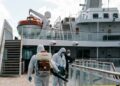 Nave da crociera Caribbean Princess con segnaletica di area chiusa per sanificazione durante epidemia di norovirus ai Caraibi