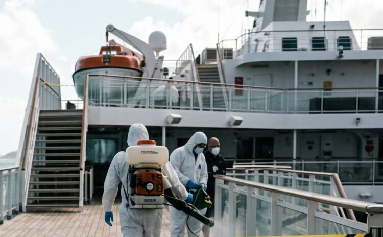 Nave da crociera Caribbean Princess con segnaletica di area chiusa per sanificazione durante epidemia di norovirus ai Caraibi