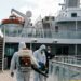Nave da crociera Caribbean Princess con segnaletica di area chiusa per sanificazione durante epidemia di norovirus ai Caraibi