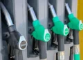 Erogatore di carburante presso una stazione di servizio con focus sul nuovo sconto accise carburanti 2026