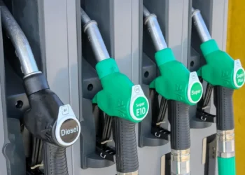 Erogatore di carburante presso una stazione di servizio con focus sul nuovo sconto accise carburanti 2026