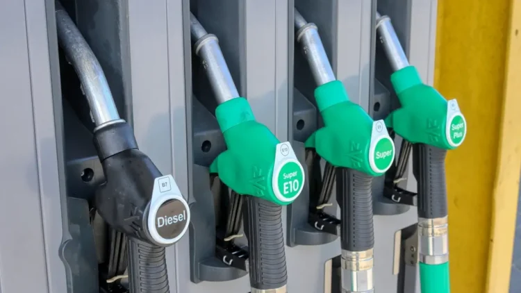 Erogatore di carburante presso una stazione di servizio con focus sul nuovo sconto accise carburanti 2026