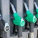 Erogatore di carburante presso una stazione di servizio con focus sul nuovo sconto accise carburanti 2026