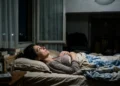 persona sveglia di notte con overthinking notturno che ostacola il sonno