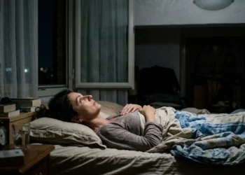 persona sveglia di notte con overthinking notturno che ostacola il sonno