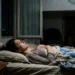 persona sveglia di notte con overthinking notturno che ostacola il sonno