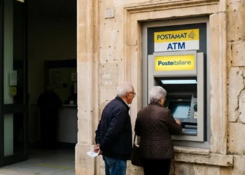 Ufficio postale a Ragusa con pensionati in attesa del pagamento pensioni giugno