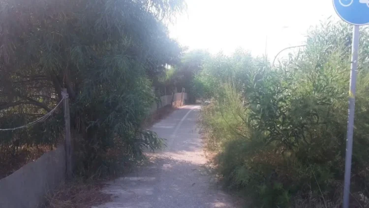 Pista ciclabile tra Marina di Modica e Sampieri con vegetazione incolta e sterpaglie.