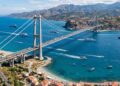 Ponte sullo Stretto di Messina con mare e coste di Sicilia e Calabria
