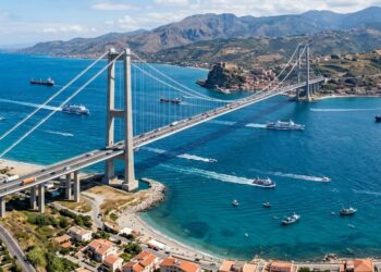 Ponte sullo Stretto di Messina con mare e coste di Sicilia e Calabria