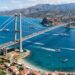 Ponte sullo Stretto di Messina con mare e coste di Sicilia e Calabria