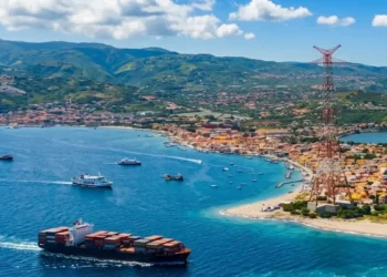 Panorama dello Stretto di Messina tra Sicilia e Calabria coinvolto nel progetto del Ponte sullo Stretto.