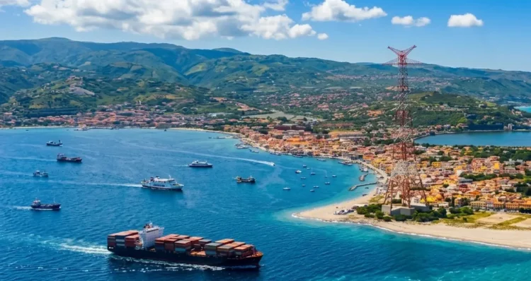 Panorama dello Stretto di Messina tra Sicilia e Calabria coinvolto nel progetto del Ponte sullo Stretto.
