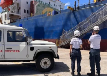 Nave mercantile fermata nel porto di Pozzallo durante controlli della Guardia Costiera