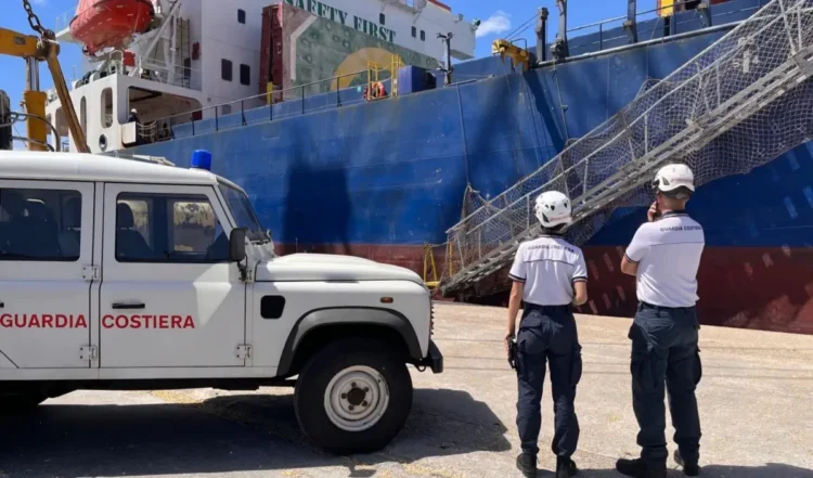 Nave mercantile fermata nel porto di Pozzallo durante controlli della Guardia Costiera