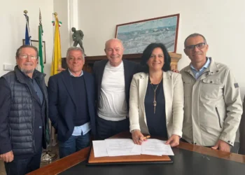Firma delle convenzioni a Pozzallo per erosione costiera e riqualificazione della piscina comunale.