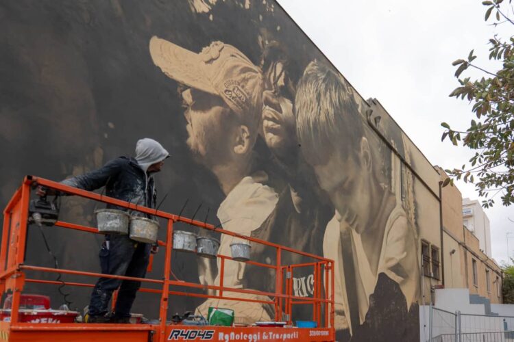 Pozzallo murale La Pira villa comunale opera Guido van Helten