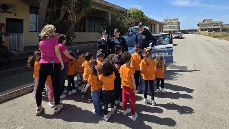 Polizia di Stato scuola Pozzallo incontro bambini progetto mestieri