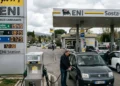 Pompa di benzina in un distributore con aggiornamento dei prezzi carburanti