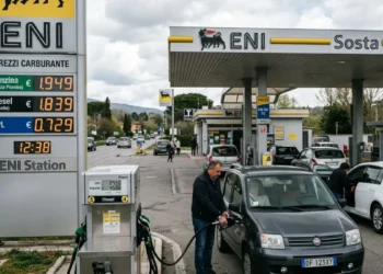 Pompa di benzina in un distributore con aggiornamento dei prezzi carburanti
