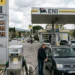 Pompa di benzina in un distributore con aggiornamento dei prezzi carburanti