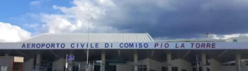 Facciata esterna dell'aeroporto di Comiso gestito dalla SAC