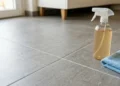 Dettaglio di fughe del pavimento pulite con rimedi naturali e flacone spray