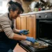 Pulizia del forno domestico con spugna e prodotti naturali