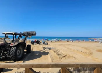 spiaggia provincia Ragusa con rifiuti arenile da pulire concessione demaniale