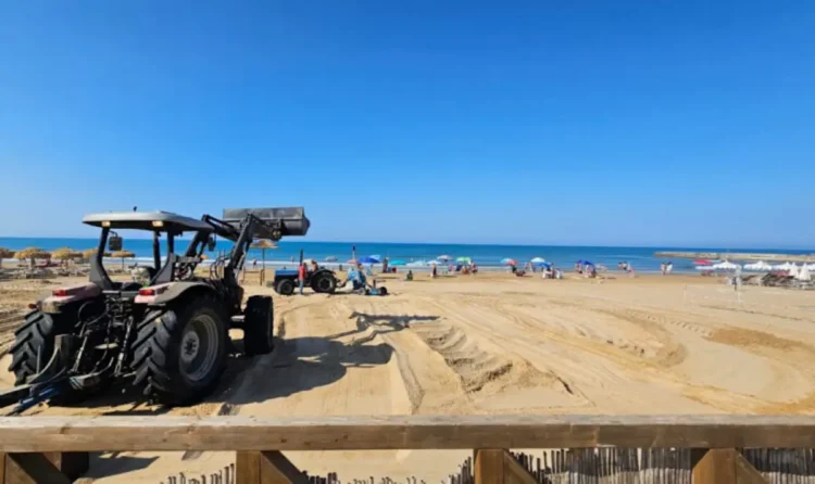 spiaggia provincia Ragusa con rifiuti arenile da pulire concessione demaniale