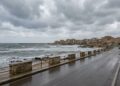 Ragusa allerta meteo con mare mosso e cielo nuvoloso sulla costa