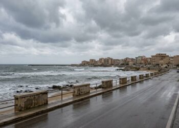 Ragusa allerta meteo con mare mosso e cielo nuvoloso sulla costa