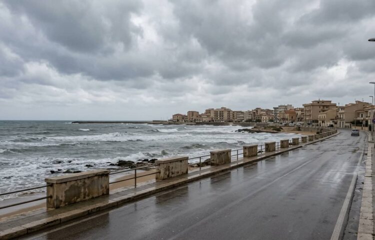 Ragusa allerta meteo con mare mosso e cielo nuvoloso sulla costa