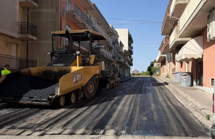 Lavori stradali per Ragusa asfaltature 2026 in una via urbana trafficata